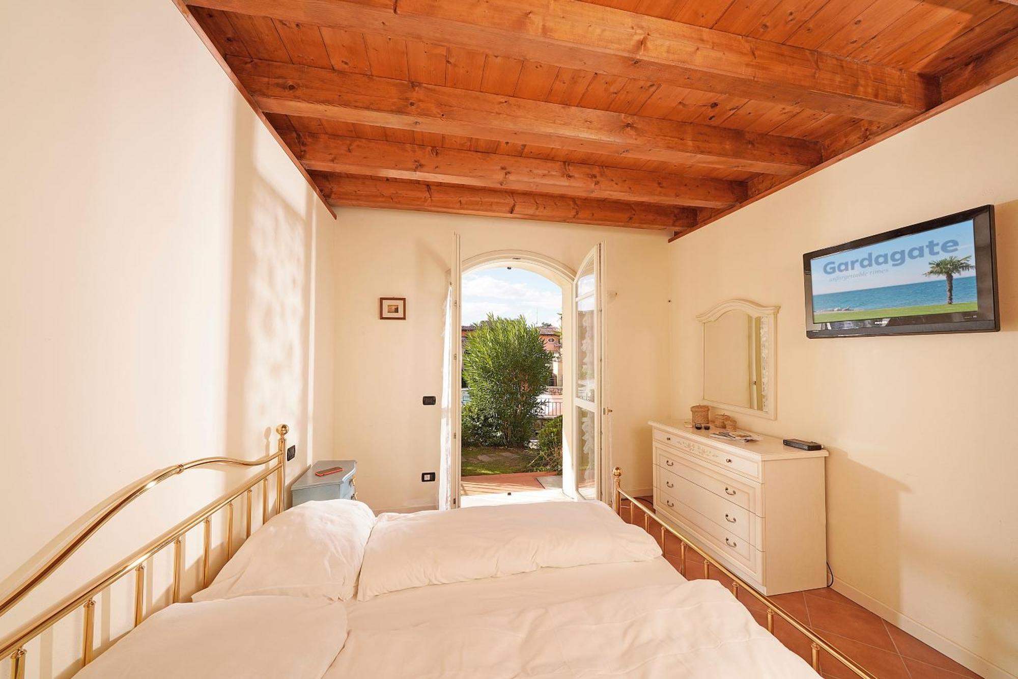 Borgo Del Torchio - Gardagate Leilighet Manerba del Garda Eksteriør bilde